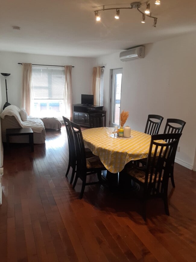 Building Photo - 1960 Rue Wellington Unit 302