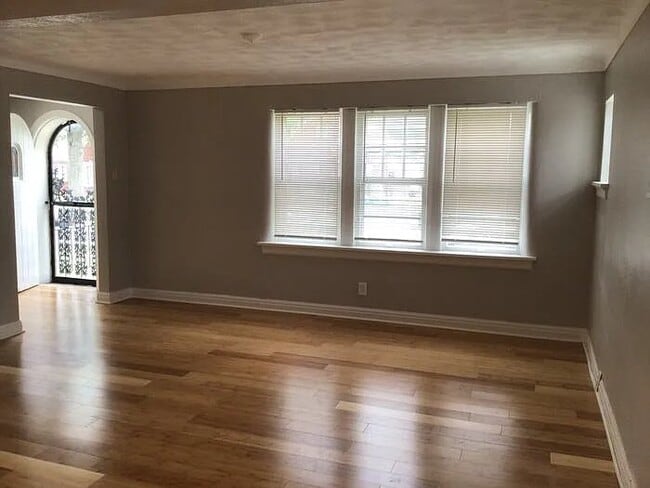 1637 Veronica Ave