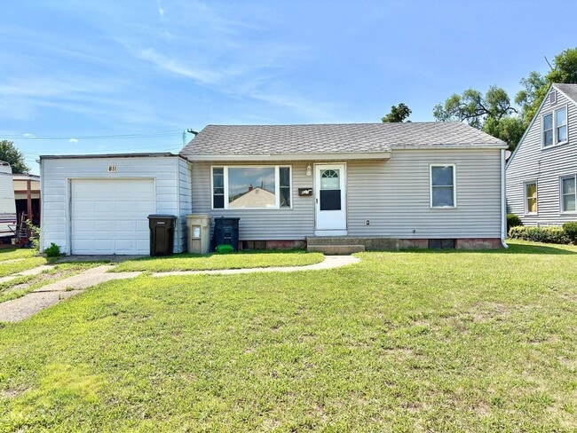 Building Photo - 811 Fairway St