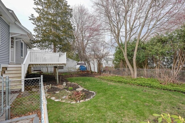 Photo - 749 Maple St