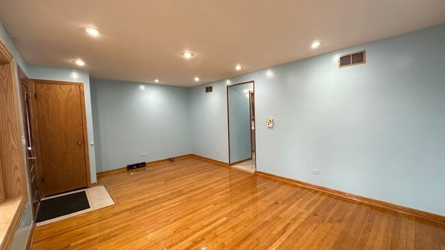 Photo - 4819 W Winnemac Ave