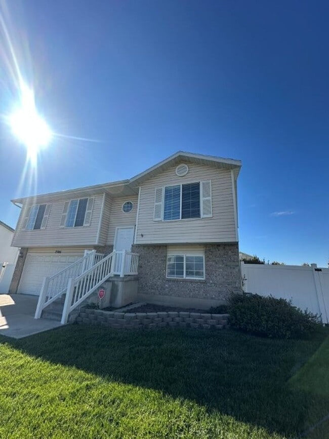 Building Photo - We Buy Christmas! $1000 Amazon Gift Card + Free Rent! 5 Bed 2 Bath Home in Syracuse