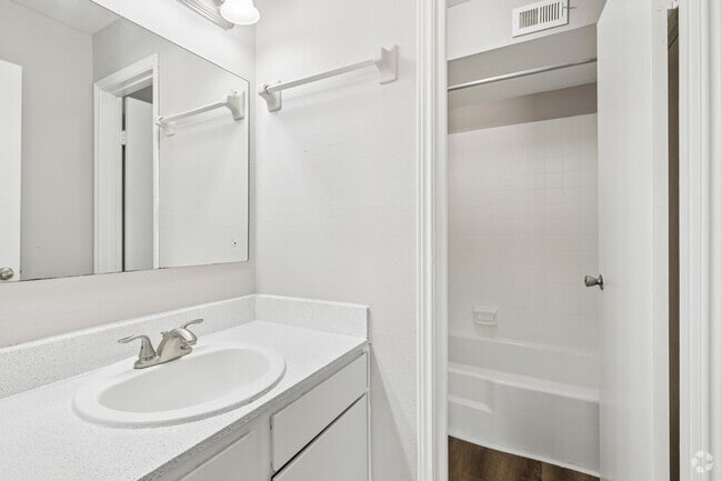 B2 2BR, 2BA - 1,250SF - Primary Bathroom