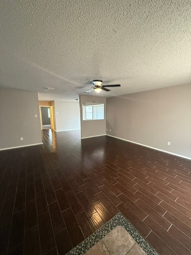 Building Photo - Newly Remodeled 3 BR 2 Bath!