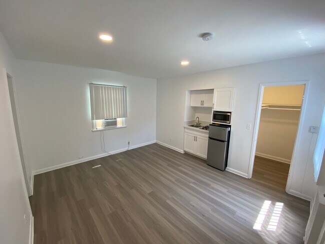 Photo - 944 Tiverton Avenue