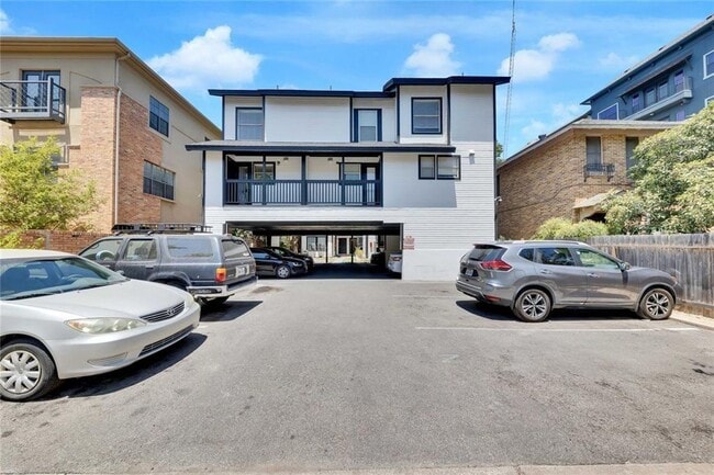 Building Photo - West Campus 1 Bed 1 Bath