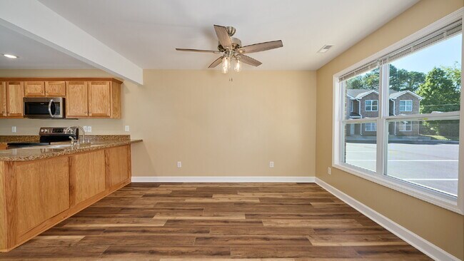 Special: 2BR, 1 1/2BA townhouse $300 off first month