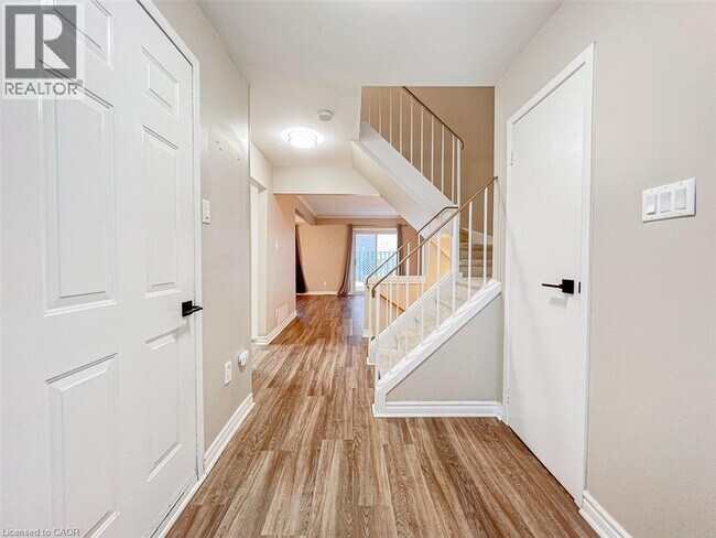 Photo - 711 Osgoode Dr Unité 4