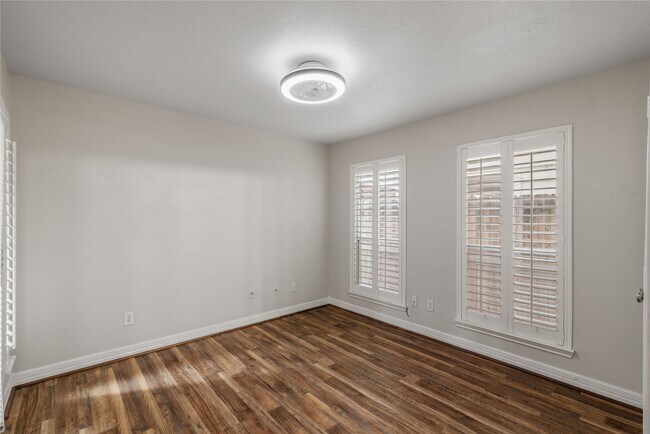 Photo - 5223 Gibson St