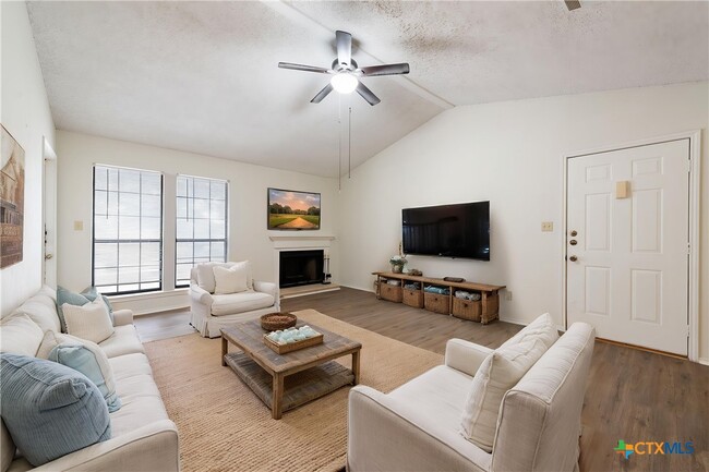 Building Photo - 1202 Thorpe Ln Unit 216