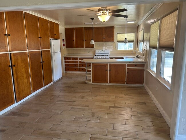 Building Photo - Wow, ready for move in, large updated home...