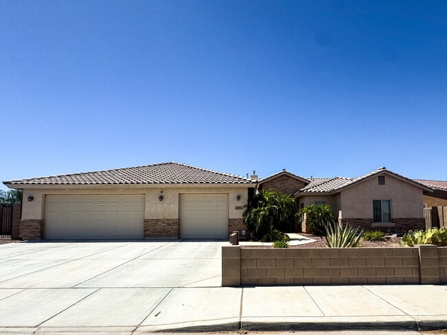 Building Photo - Stunning 4-Bed, 3-Bath Home in Sierra Montana