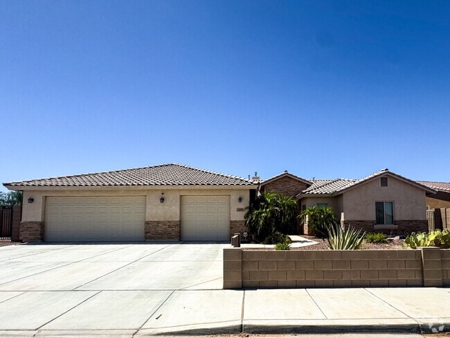 Building Photo - Stunning 4-Bed, 3-Bath Home in Sierra Montana