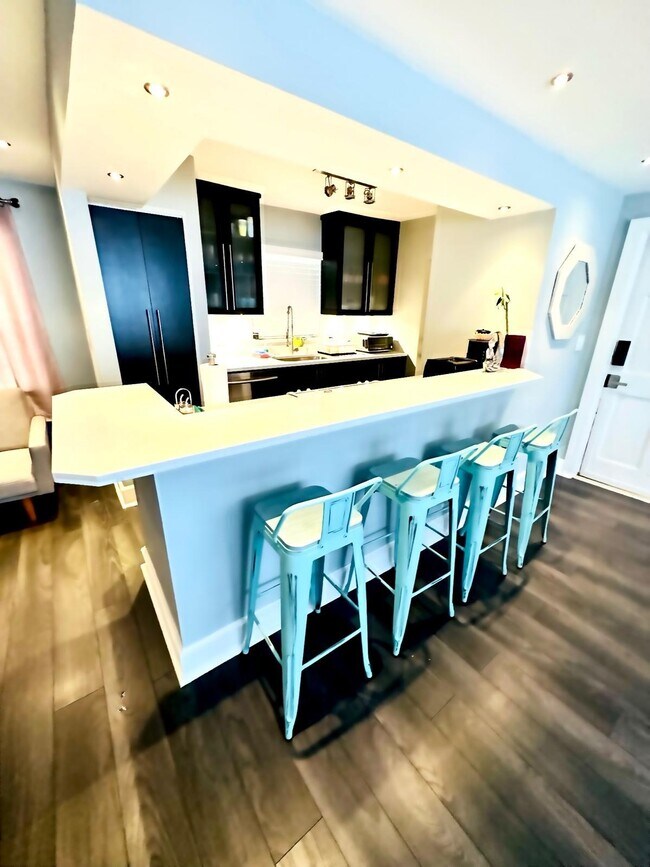 Building Photo - 2424 NE 9th St Unit 112