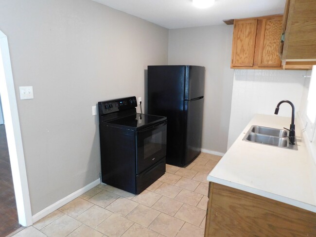 Photo - 1 Bed 1 Bath Duplex w/ Washer Dryer hookup House