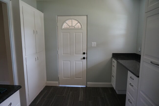 Entrada lateral desde la cochera - 3911 Hargill Drive