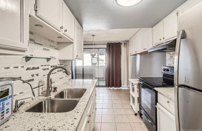 9757 E Peakview Ave Unidad B-8