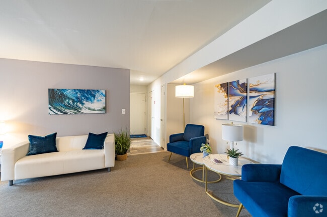 2BR, 2BA - 1,150SF - Living Room