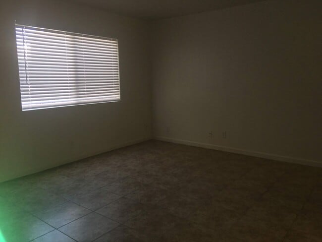 Photo - 4544 N Sharon Ave Unit Sharon #D - 664