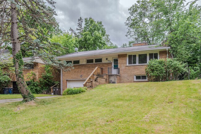 Photo - 1035 Newport Rd