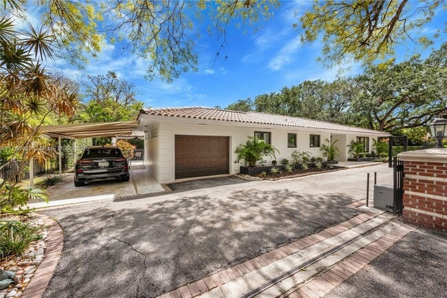 2325 Alhambra Cir