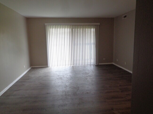 Photo - 16W585 Mockingbird Ln Unidad 207