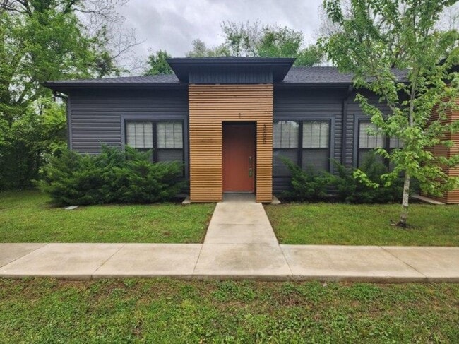 Building Photo - 305 S Pine St Unit 2