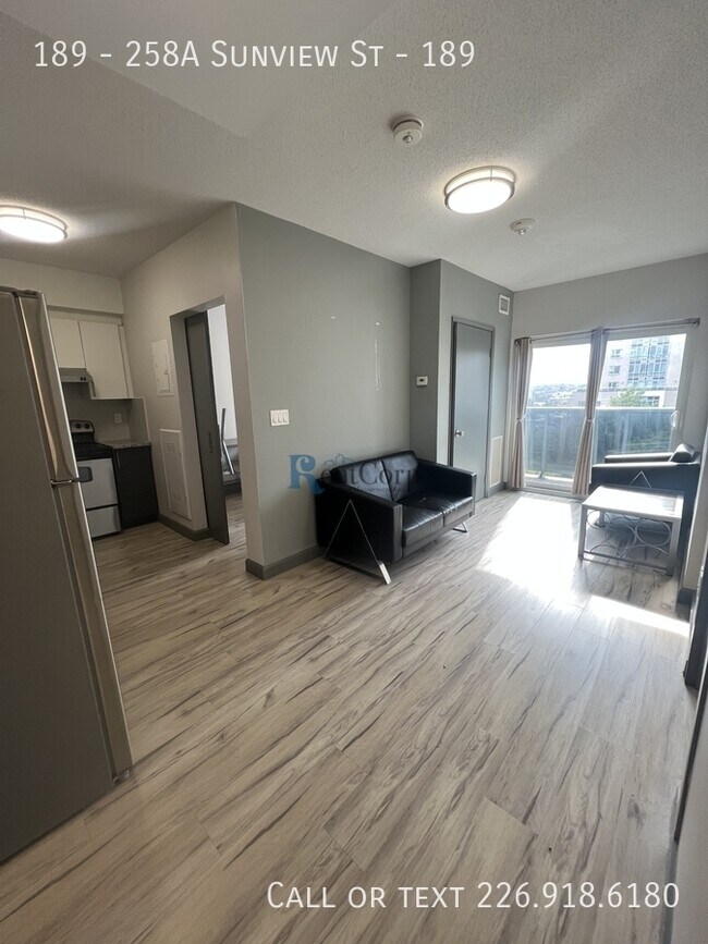 Building Photo - 258A-258A Sunview St