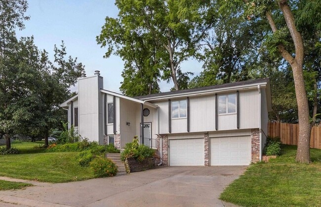Cozy elegance meets modern convenience in ... - Cozy elegance meets modern convenience in ...
