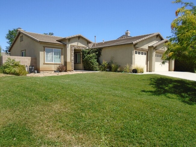 Spacious One Story in West Palmdale with 1... - Spacious One Story in West Palmdale with 1... House