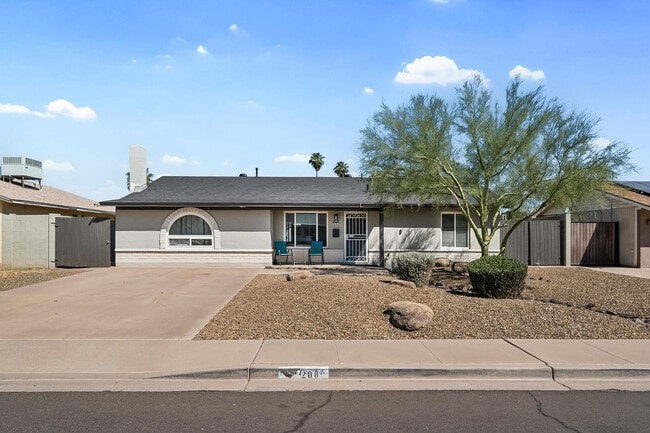 Photo - 208 E Oxford Dr