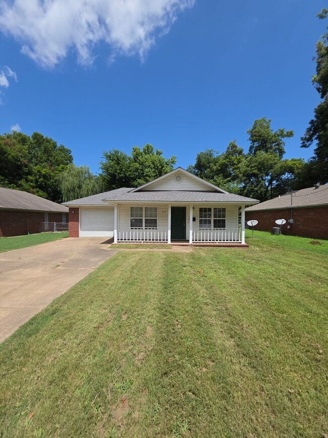Building Photo - 108 Poplar St