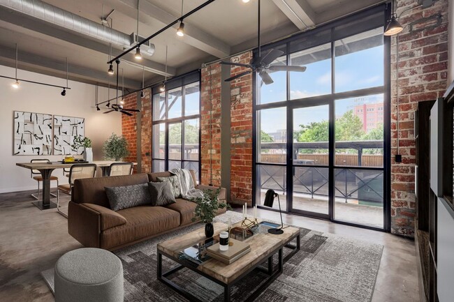 Building Photo - 915 N San Jacinto St Rental