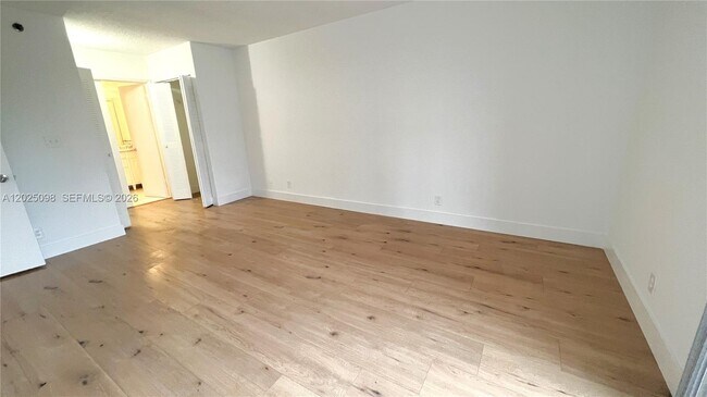 Photo - 3300 NE 192 St Unidad 418
