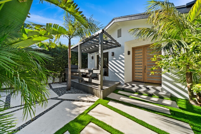 Building Photo - 355 S Sycamore Ave