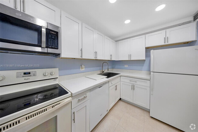 Building Photo - 3750 Inverrary Dr Unit 1N Rental