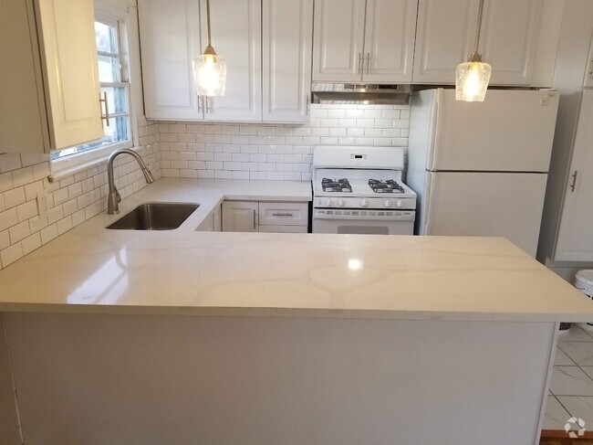 #3 - 2 Br / New Quartz Counters in the Kitchen - 7234-7240 Hazeltine Ave Rental