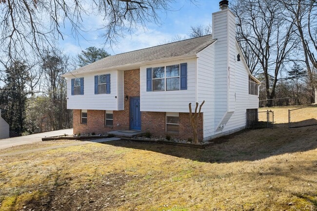 Photo - TOTALLY UPDATED 3 BEDROOM HOUSE IN WEST KN...