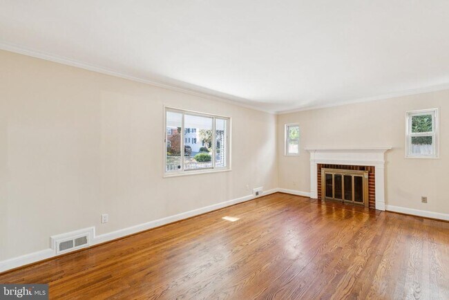 Photo - 5203 Nahant St