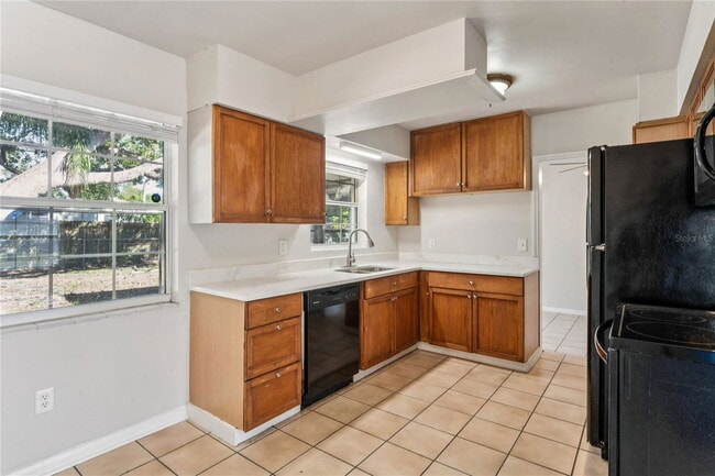 Photo - 1470 Overlea St