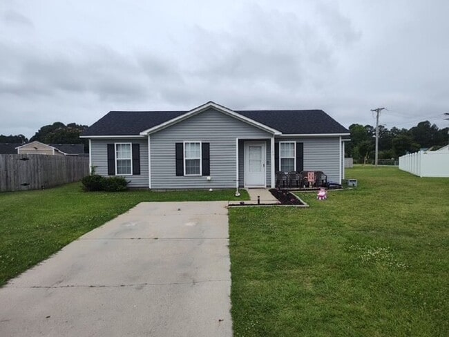 Building Photo - Quaint City Living