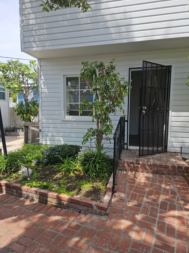 front door entrance - 1033 Aviation Blvd