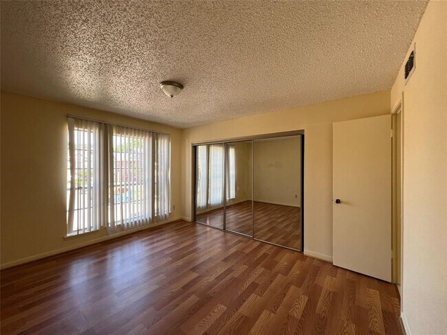 Building Photo - 12400 Overbrook Ln Unit 43C