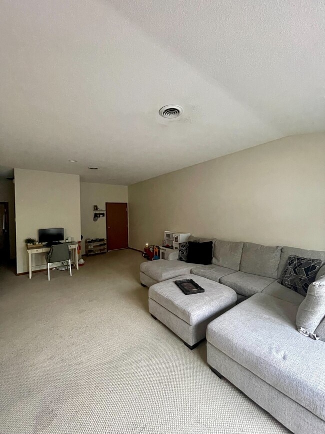 Photo - 2401 Oxford Dr SE Unidad B