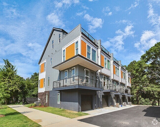 Building Photo - End Unit Town Home with Terrace!