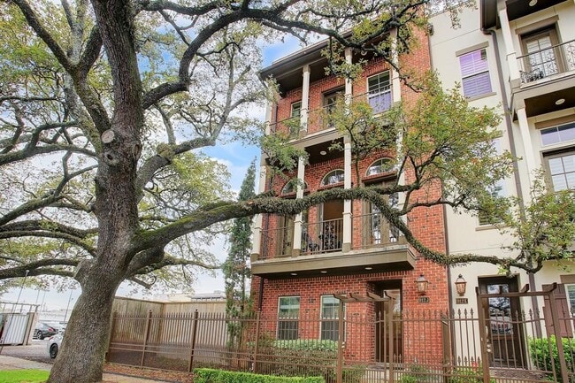 Building Photo - 912 Lovett Blvd