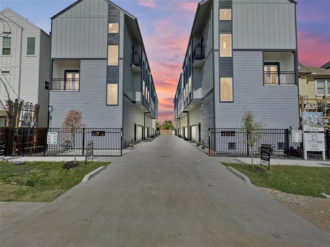 Building Photo - 1221 W 16th St Unit B Rental