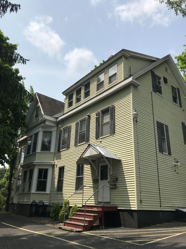 Building Photo - Westbrook-66 Stroudwater St. #1: 1 BR+off... Unit 66 Stroudwater St. #1 Rental
