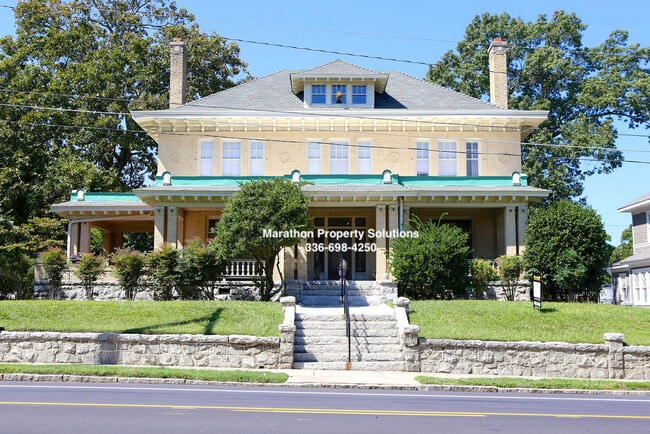 Building Photo - 817 N Elm St Unit C