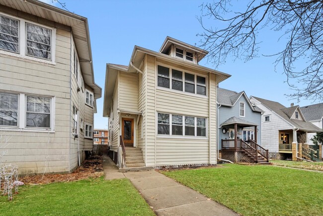 Building Photo - 4735 N Kilbourn Ave Unit G